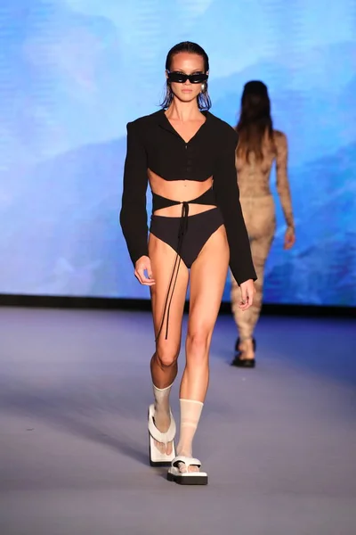 Miami Beach Florida Juli Model Walks Runway Simonett Futural Resist — Stockfoto