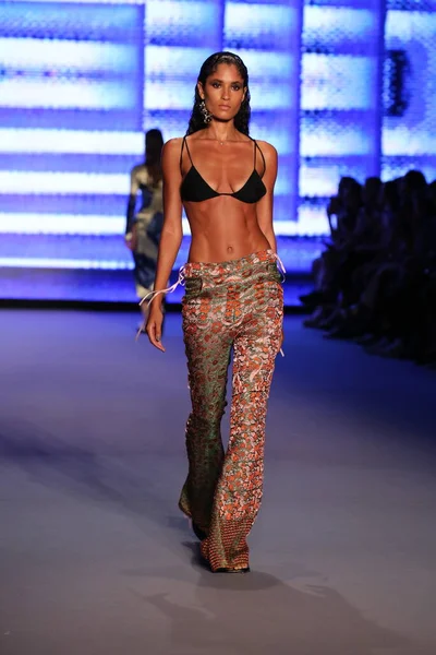 Miami Beach Florida Julho Model Walks Runway Simonett Futural Resist — Fotografia de Stock