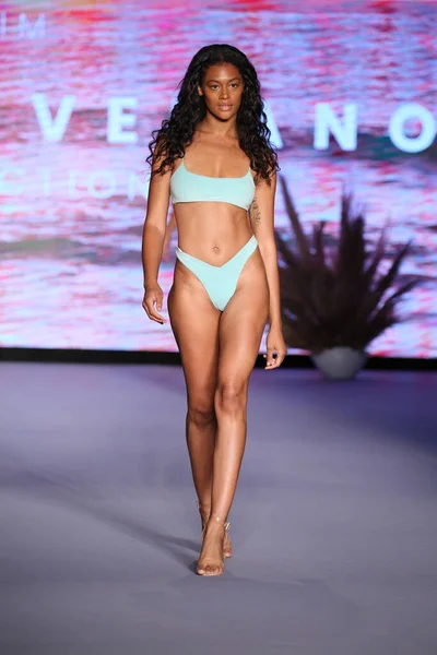 Miami Beach Florida July 2021年7月9日 在佛罗里达州迈阿密海滩 一名模特在迈阿密的帕莱索帐篷 Paraiso Tent 的迈阿密游泳周推出了新泳衣品牌Neena — 图库照片