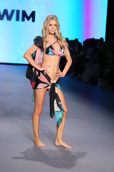 Miami Beach Florida Lipiec Modelka Spaceruje Pasie Startowym Podczas Life — Zdjęcie stockowe