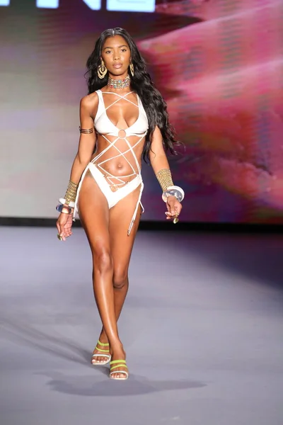 Miami Beach Florida Juli Model Walks Runway Bfyne Runway Show — Stockfoto