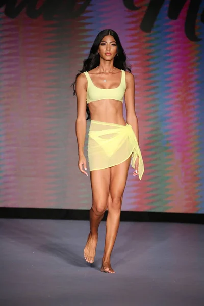 Miami Beach Florida Června Modelka Kráčí Ranveji Během Života Podle — Stock fotografie