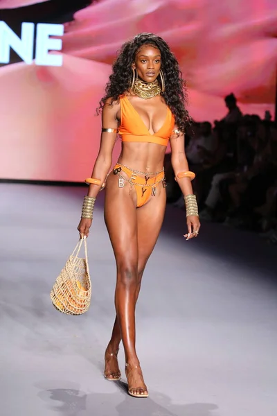 Miami Beach Floride Juillet Mannequin Parcourt Piste Bfyne Runway Show — Photo