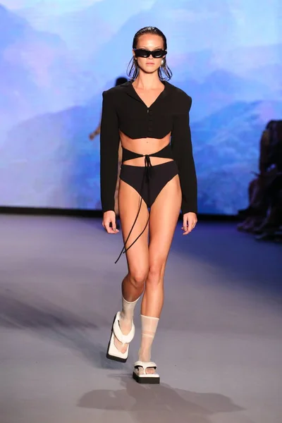 Miami Beach Florida Lipiec Modelka Spaceruje Pasie Startowym Wystawie Simonett — Zdjęcie stockowe