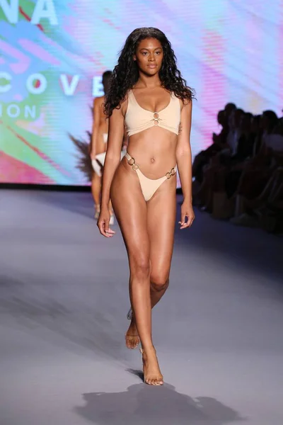 Miami Beach Florida July Model Walks Runway Polly Launch New — Stock Photo, Image