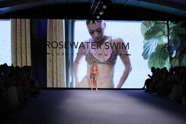 Miami Beach Florida July Model Walks Runway Life Style Group — Stock Photo, Image