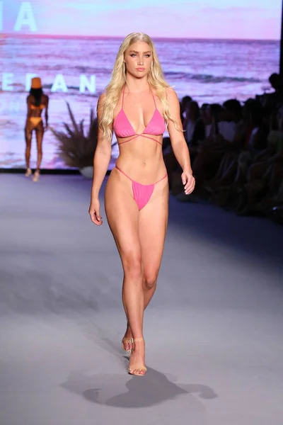 Miami Beach Florida Julio Una Modelo Camina Por Pasarela Mientras — Foto de Stock