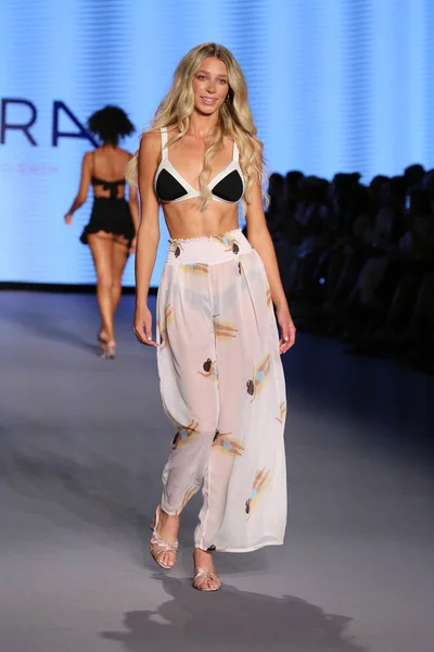 Miami Beach Florida July Model Walks Runway Destination Colombia Presenting — Stock Photo, Image