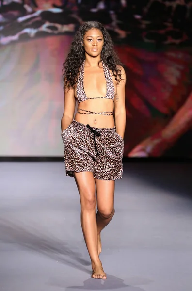 Miami Beach Florida Června Modelka Kráčí Ranveji Během Života Stylu — Stock fotografie