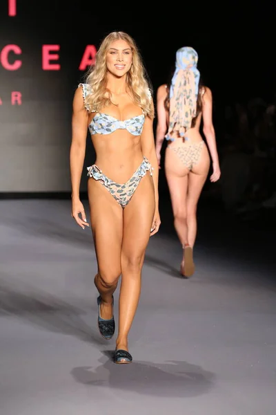 Miami Beach Florida Juli Model Walks Runway Destination Colombia Presenterar — Stockfoto