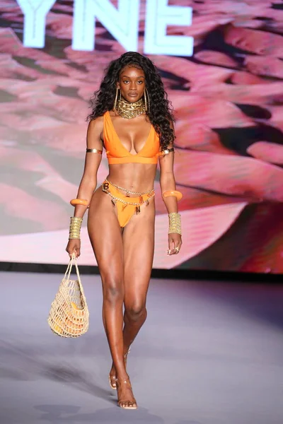 Miami Beach Florida Luglio Modello Cammina Sulla Pista Bfyne Runway — Foto Stock