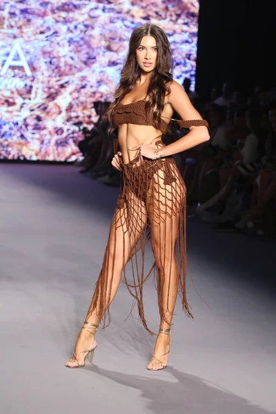 Miami Beach Florida Julio Una Modelo Camina Por Pasarela Liliana — Foto de Stock