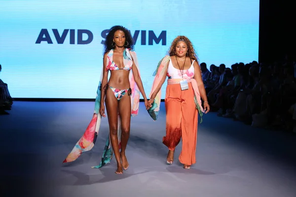 Miami Beach Floride Juillet Designer Mannequin Marche Sur Piste Pendant — Photo