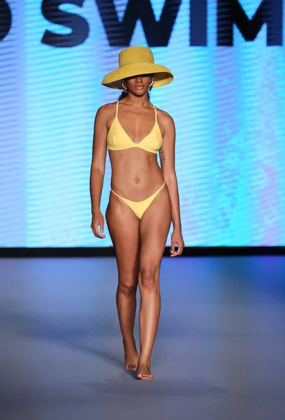 Miami Beach Florida Juli Een Model Loopt Baan Tijdens Life — Stockfoto