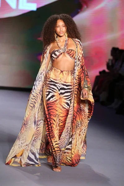 Miami Beach Florida July Model Walks Runway Bfyne Runway Show — Stock Photo, Image