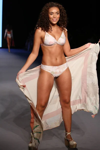 Miami Beach Florida Července Modelka Kráčí Ranveji Pro Destination Kolumbie — Stock fotografie