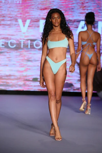 Miami Beach Florida Juli Model Walks Runway Polly Lansera Nya — Stockfoto