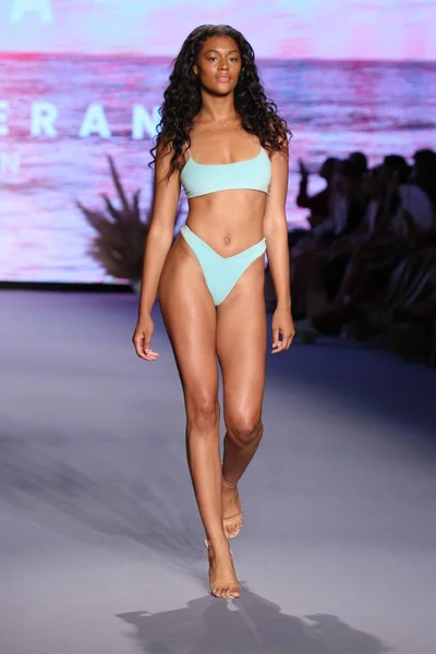 Miami Beaca Florida July Model Walk Runway Polly Launch New — 스톡 사진