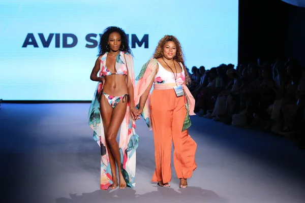 Miami Beach Floride Juillet Designer Mannequin Marche Sur Piste Pendant — Photo