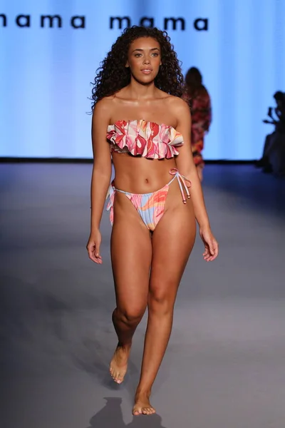 Miami Beach Florida July Model Walks Runway Destination Colombia Presenting — Stock Photo, Image