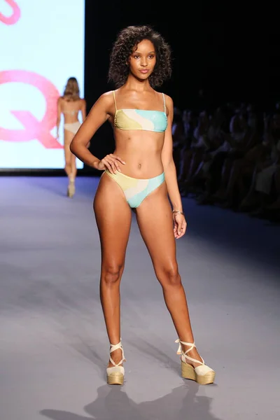 Miami Beach Florida Julho Model Walks Runway Destination Colombia Presenting — Fotografia de Stock