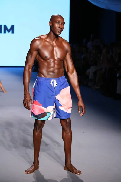 Miami Beach Florida July Model Walks Runway Life Style Group — Stock Photo, Image