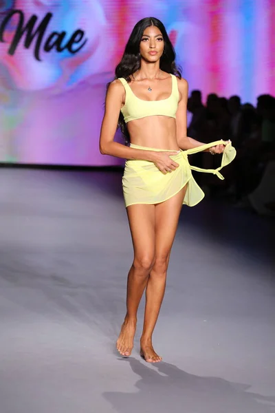 Miami Beach Florida Června Modelka Kráčí Ranveji Během Života Podle — Stock fotografie
