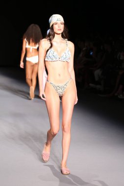 MIAMI BEACH, FLORIDA - 08 Temmuz 2021 'de Miami Beach, Florida' daki Paraiso Çadırı 'nda Paraiso Miami için Palmacea Mayo Gösterisi sunan Kolombiya defilesi için bir model podyumda yürüyor..