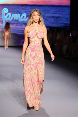 MIAMI BEACH, FLORIDA - 10 Temmuz 2021 'de Miami Beach, Florida' da Paraiso Miami Sahili 'nde Luli Fama için bir model podyumda yürüyor..