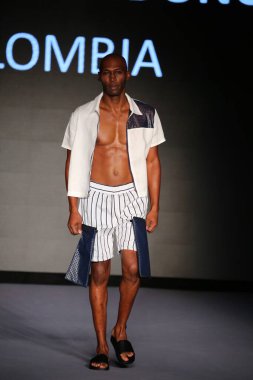 MIAMI BEACH, FLORIDA - 08 Temmuz 2021 'de Miami Beach, Florida' da Miami International University of Art and Design Swim Show için podyumda bir model yürür..