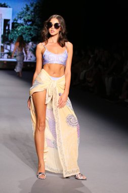 MIAMI BEACH, FLORIDA - 08 Temmuz 2021 'de Miami Beach, Florida' daki Paraiso Çadırı 'nda Paraiso Miami Sahili için Mola Mola Show' u sunan Kolombiya Devrimi için bir model podyumda yürüyor..