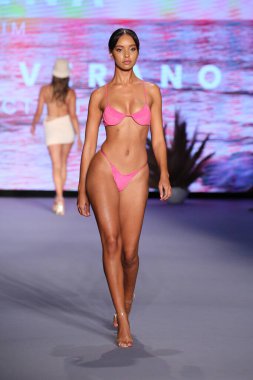 Miami Yüzme Haftası Paraiso Miami Sahili 'nde 9 Temmuz 2021' de Miami Beach, Florida 'da bir manken yeni yüzme markası Neena yüzüşü eşliğinde podyumda yürüyor..