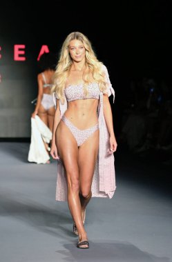 MIAMI BEACH, FLORIDA - 08 Temmuz 2021 'de Miami Beach, Florida' daki Paraiso Çadırı 'nda Paraiso Miami için Palmacea Mayo Gösterisi sunan Kolombiya defilesi için bir model podyumda yürüyor..