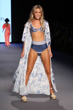 MİAMİ BEACH, FLORIDA - 08 Temmuz 2021 'de Miami Beach, Florida' da Paraiso Miami Sahili 'nde Smeralda Show' u sunan bir model DESTINATION Kolombiya podyumunda yürüyor..