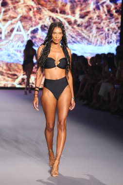 MIAMI BEACH, FLORIDA - 08 Temmuz 2021 'de Miami Beach, Florida' da Paraiso Miami Sahili 'nde Liliana Montoya Swim için bir model podyumda yürüyor..