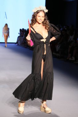 MIAMI BEACH, FLORIDA - 08 Temmuz 2021 'de Miami Beach, Florida' da Paraiso Çadırı 'nda Paraiso Miami Sahili için Mar de Lua Show' u sunan bir model DESTINATION Kolombiya podyumunda yürüyor..