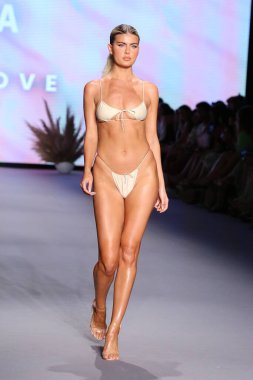 Miami Yüzme Haftası Paraiso Miami Sahili 'nde 9 Temmuz 2021' de Miami Beach, Florida 'da bir manken yeni yüzme markası Neena yüzüşü eşliğinde podyumda yürüyor..