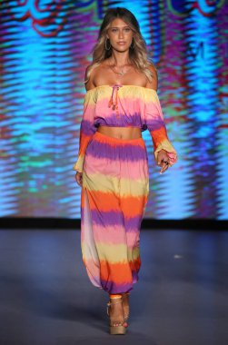 MIAMI BEACH, FLORIDA - 10 Temmuz 2021 'de Miami Beach, Florida' da Paraiso Miami Sahili 'nde Luli Fama için bir model podyumda yürüyor..