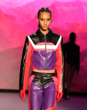 MIAMI BEACH, FLORIDA - 09 Temmuz 2021 'de Miami Beach, Florida' da Paraiso Çadırı 'ndaki Futural Resist FW21 gösterisinde bir model podyumda yürüyor..