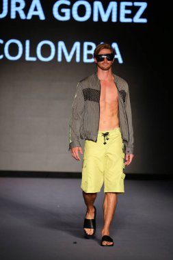 MIAMI BEACH, FLORIDA - 08 Temmuz 2021 'de Miami Beach, Florida' da Miami International University of Art and Design Swim Show için podyumda bir model yürür..