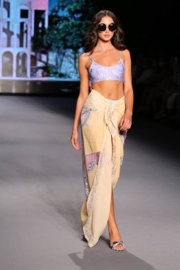 MIAMI BEACH, FLORIDA - 08 Temmuz 2021 'de Miami Beach, Florida' daki Paraiso Çadırı 'nda Paraiso Miami Sahili için Mola Mola Show' u sunan Kolombiya Devrimi için bir model podyumda yürüyor..