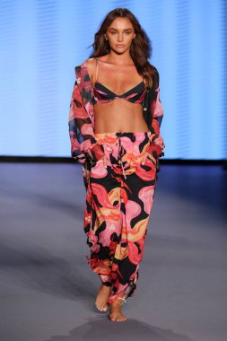 MİAMİ BEACH, FLORIDA - 08 Temmuz 2021 'de Miami Beach, Florida' da Paraiso Miami Sahili 'nde Bahama Mama Show' u sunan Kolombiya için bir model podyumda yürüyor..