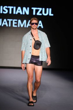 MIAMI BEACH, FLORIDA - 08 Temmuz 2021 'de Miami Beach, Florida' da Miami International University of Art and Design Swim Show için podyumda bir model yürür..