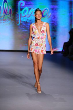 MIAMI BEACH, FLORIDA - 10 Temmuz 2021 'de Miami Beach, Florida' da Paraiso Miami Sahili 'nde Luli Fama için bir model podyumda yürüyor..