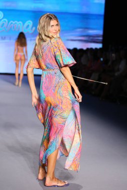 MIAMI BEACH, FLORIDA - 10 Temmuz 2021 'de Miami Beach, Florida' da Paraiso Miami Sahili 'nde Luli Fama için bir model podyumda yürüyor..