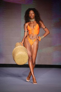 MIAMI BEACH, FLORIDA - 09 Temmuz 2021 'de Miami Beach, Florida' da bir model Bfyne Runway Show için podyumda yürüyor..