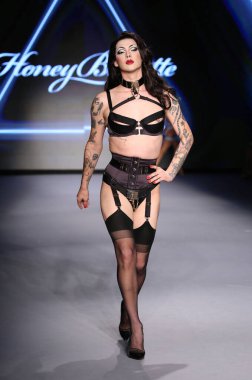 MIAMI BEACH, FLORIDA - 10 Temmuz 2021 'de Miami Beach, Florida' daki Paraiso Çadırı 'nda Bal Birdette için Miami Yüzme Haftası' nda bir model podyumda yürüyor..