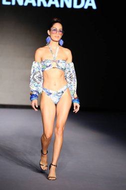MIAMI BEACH, FLORIDA - 08 Temmuz 2021 'de Miami Beach, Florida' da Miami International University of Art and Design Swim Show için podyumda bir model yürür..