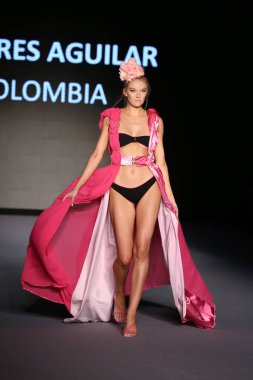 MIAMI BEACH, FLORIDA - 08 Temmuz 2021 'de Miami Beach, Florida' da Miami International University of Art and Design Swim Show için podyumda bir model yürür..