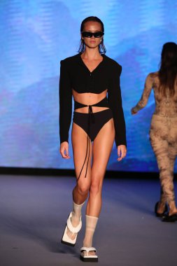 MIAMI BEACH, FLORIDA - 09 Temmuz 2021 'de Miami Beach, Florida' da Paraiso Çadırı 'ndaki Futural Resist FW21 gösterisinde bir model podyumda yürüyor..
